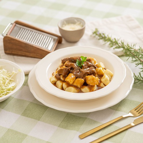 Menu: beef stew, gnocchi and cabbage salad for 2 persons