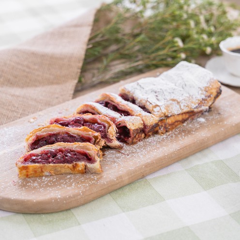 Sour cherry strudel (1 kg)