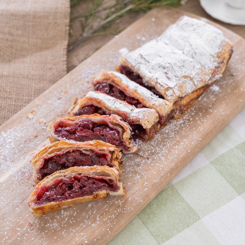 Sour cherry strudel (1 kg)
