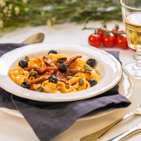 Cold pasta with red pesto and basil for 1 person (350 g)